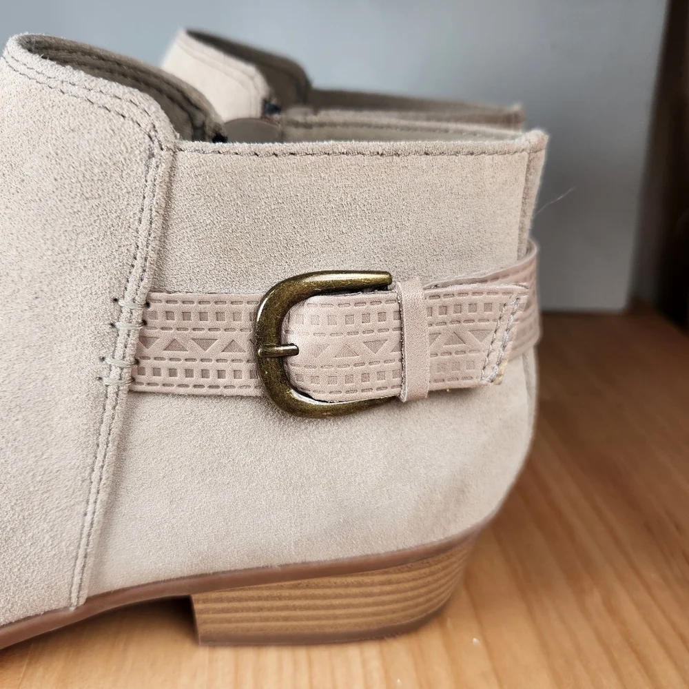 Clarks Collection Addiy Kara Ankle Boots Women's 10 Sand Suede - Picture 3 of 13